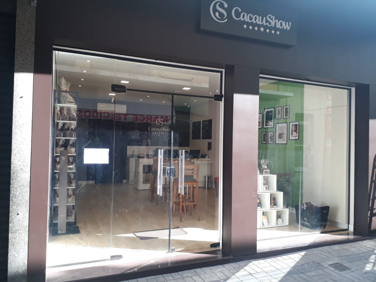 Fachada comercial — Cacau Show, MG — Equaliza Esquadrias