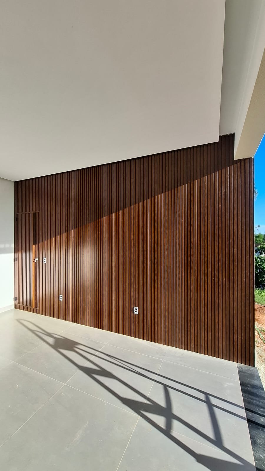 Fachada em alumínio com efeito madeira